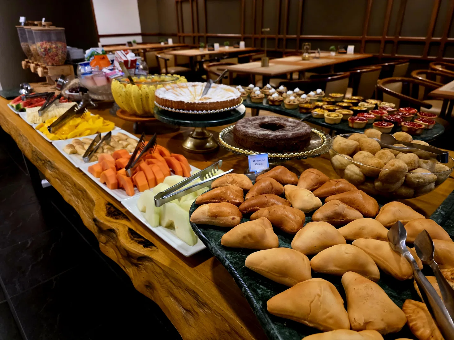 Detalhes da seleção de pães do café da manhã do hotel