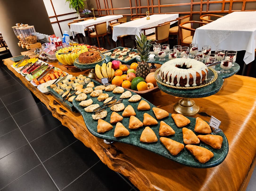 Buffet do Santoni com salgados, frutas e bolo com cobertura