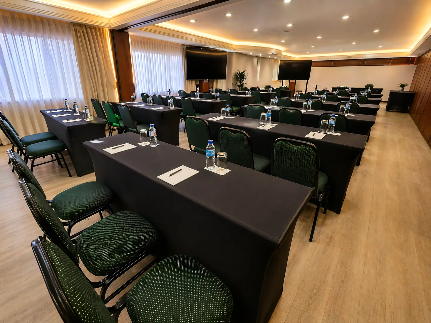 Espaço para eventos montado em formato corporativo