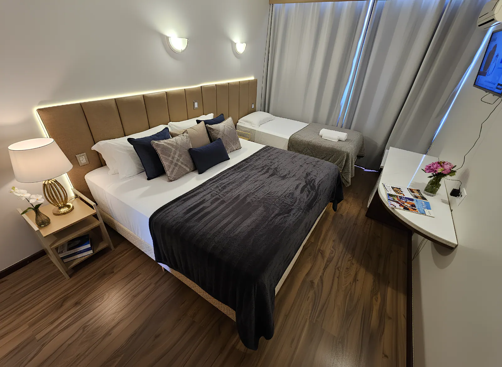Quarto triplo com cama de casal e cama de solteiro do Hotel Santoni